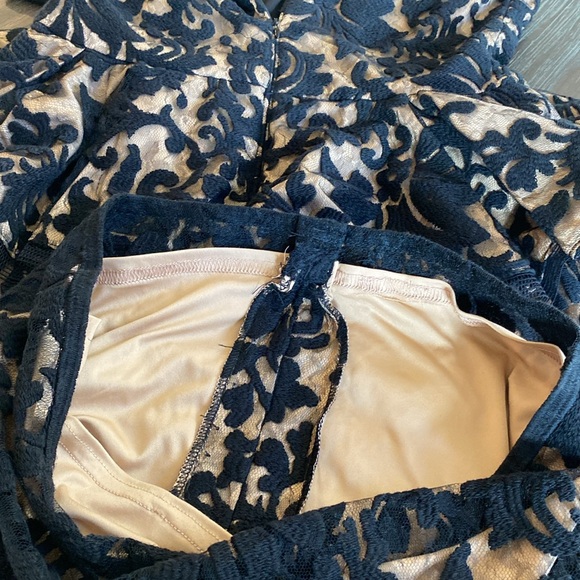 Tadashi Shoji beautiful lace Peplin dress in size 6. - Picture 8 of 11